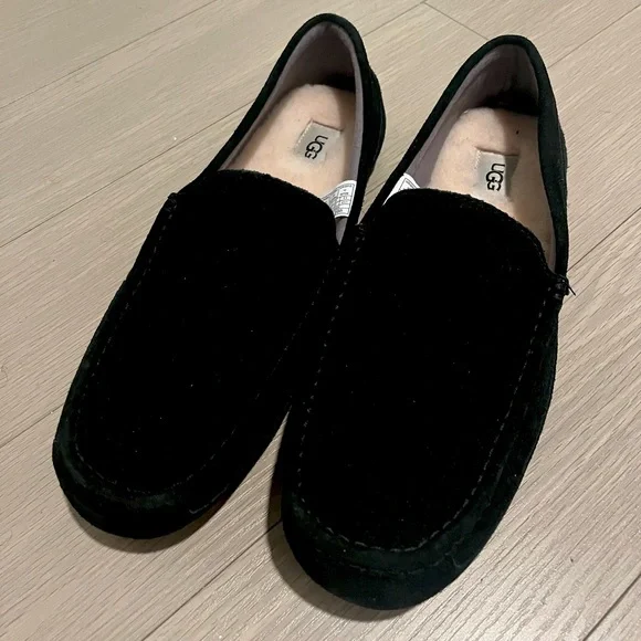 UGG | Shoes | Ugg Loafer Black Size 3 | Poshmark display picture 2